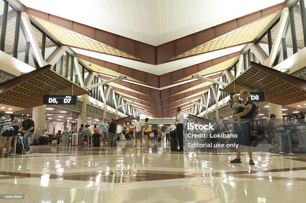 幾何学模様の空港のコンコースに名様 - つながりのロイヤリティフリーストックフォト