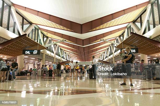 幾何学模様の空港のコンコースに名様 - つながりのストックフォトや画像を多数ご用意 - つながり, アリゾナ州, エディトリアル