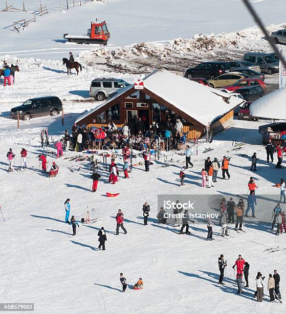 Foto de Esqui E Aproveitar O Inverno Em Mt Durmitor e mais fotos de stock de Esqui - Equipamento esportivo - Esqui - Equipamento esportivo, Esqui - Esqui e snowboard, Azul