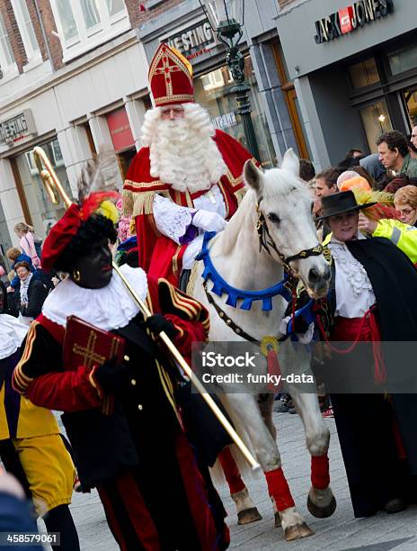 Aan boord te ontvangen Krijger Sinterklaas And Zwarte Piet Stock Photo - Download Image Now - Zwarte Piet  - Dutch Folklore, 70-79 Years, 80-89 Years - iStock