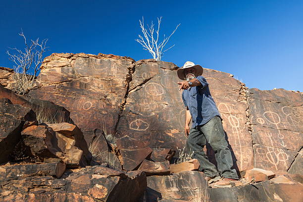 cámaras gorge aboriginal grabado sitio.  cordillera de flinders.  sur de australia - sacred site fotografías e imágenes de stock