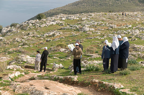 druze familia visite el monte arbel cerca de galilee al mar - druze fotografías e imágenes de stock