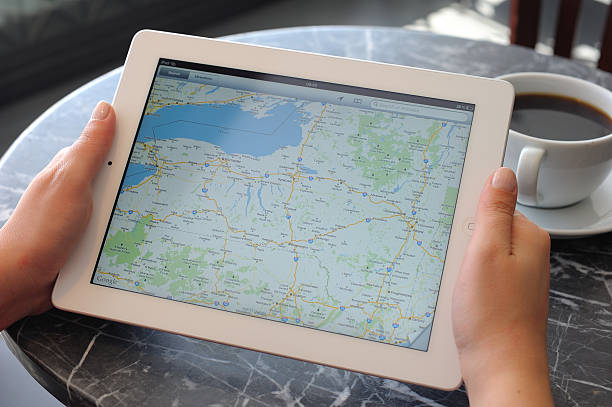 google maps en ipad 3 - ipad 3 fotografías e imágenes de stock