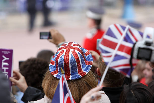 casamento em londres, inglaterra - nobility wedding crowd british flag - fotografias e filmes do acervo