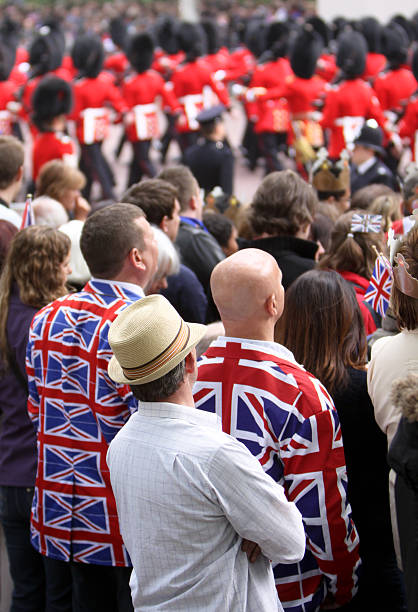 nozze reali, a londra, inghilterra - nobility wedding crowd british flag foto e immagini stock
