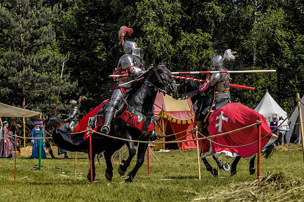 joute médiévale des chevaliers - chorzow photos et images de collection