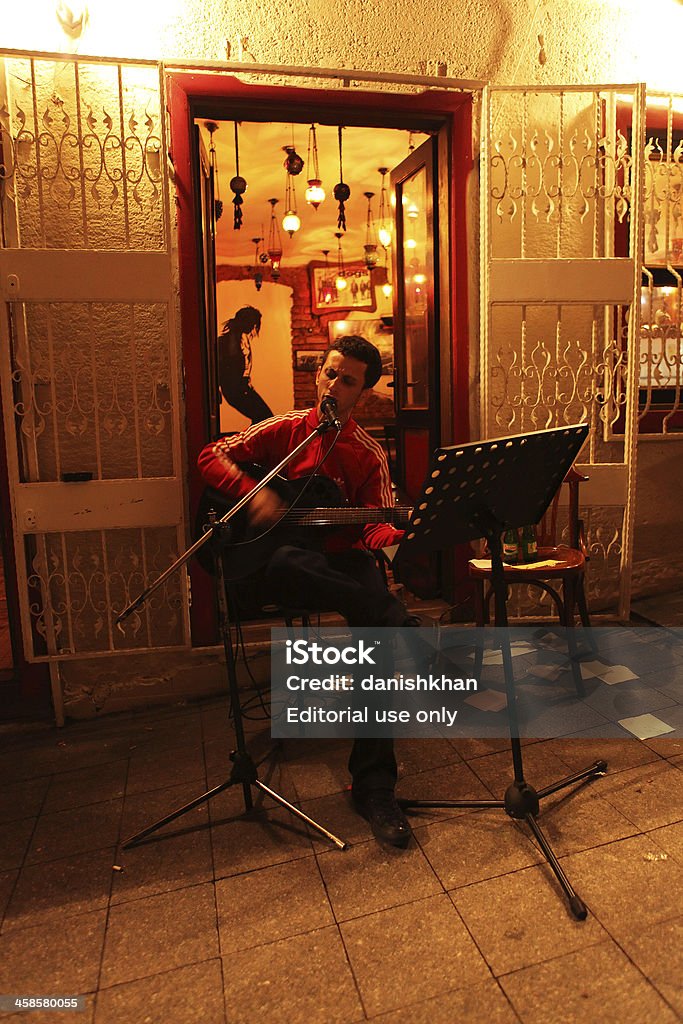若いトルコ歌手の歌声屋外カフェ、イスタンブール - 로열티 프리 Performance Group 스톡 사진