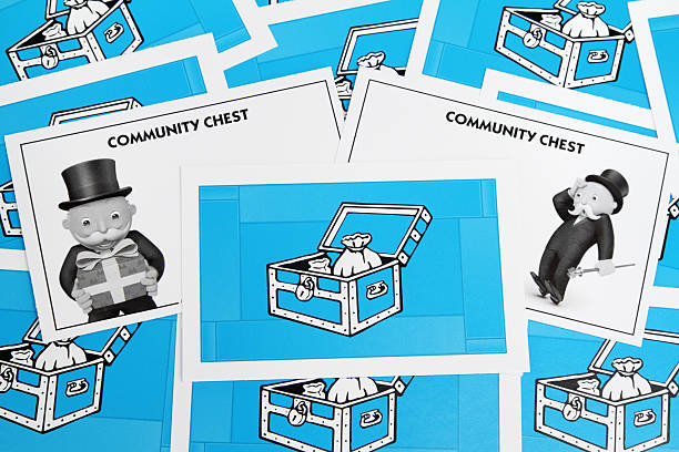 monopolio comunità carte sul petto - monopoly board game color image photography nobody foto e immagini stock