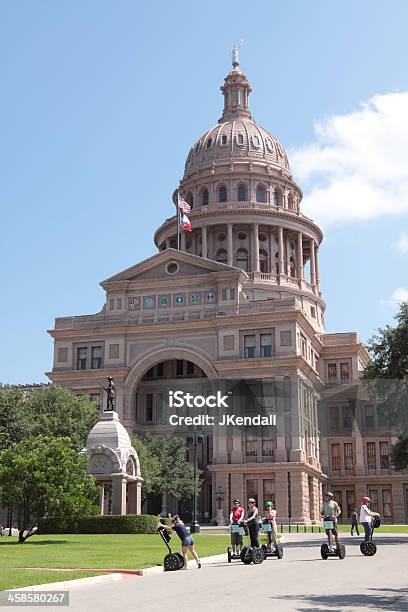 Photo libre de droit de Touristes Sur Des Segway banque d'images et plus d'images libres de droit de Austin - Texas - Austin - Texas, Capitole d'État, Capitole d'état du Texas