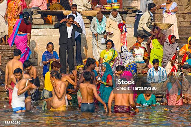 Pilgrims 네이선거리의 거리에서 갠지스 강 바라나시 인도 갠지스 강에 대한 스톡 사진 및 기타 이미지 - 갠지스 강, 강, 경매