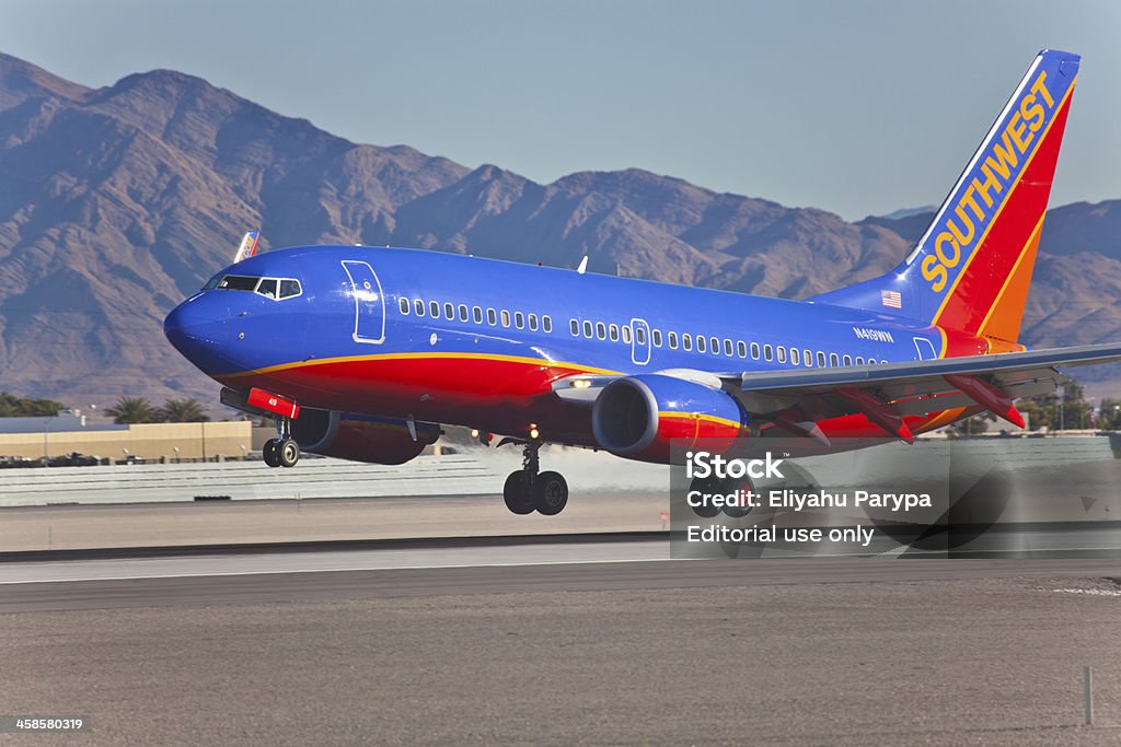 Un Boeing 737 terres du Sud-ouest sur McCarran de Las Vegas, dans le Nevada - Photo de Atterrir libre de droits