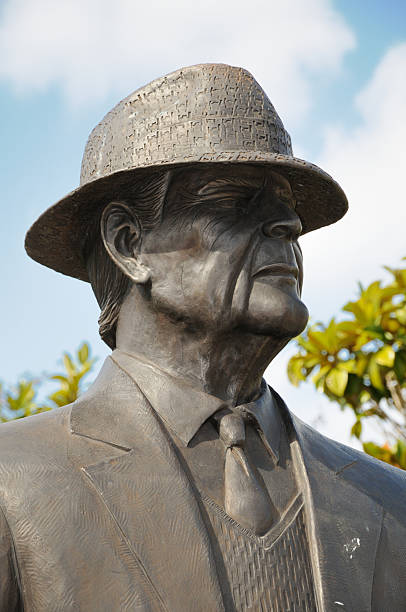 statue de paul w. bryant - university of alabama at tuscaloosa photos et images de collection