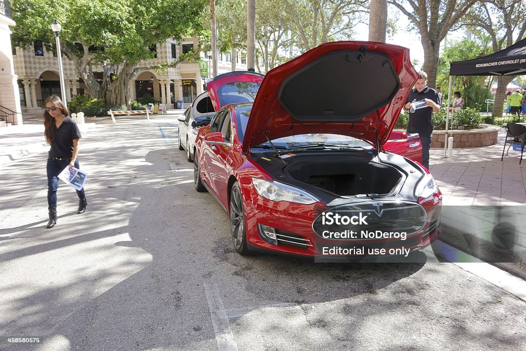 Компании Tesla Электромобиль - Стоковые фото Капот роялти-фри