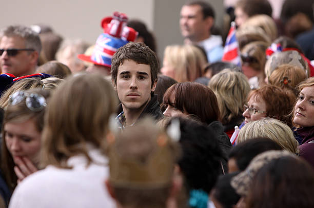 королевская свадьба в лондоне, англия - nobility wedding crowd british flag стоковые фото и изображения