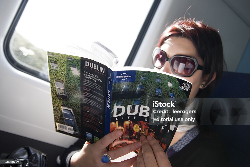 Touristes lisant un Lonley planète Guide de voyage Dublin - Photo de Adulte libre de droits