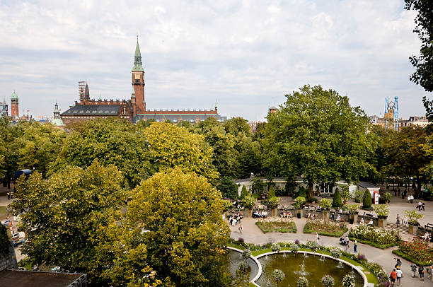 z widokiem na ogrody tivoli w kopenhadze city hall - tivoli copenhagen denmark danish culture zdjęcia i obrazy z banku zdjęć