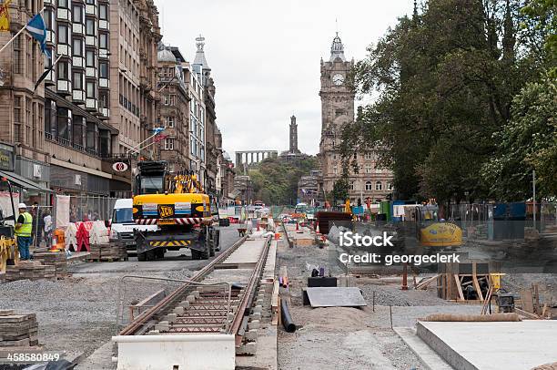 Edinburgh Tram Funziona Su Princes Street - Fotografie stock e altre immagini di Inconvenienza - Inconvenienza, Tranvia, Acciaio