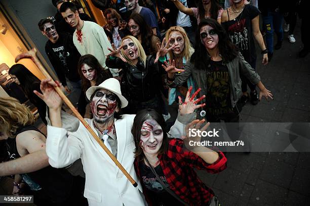 Zombie Día De Los Muertos Andan Foto de stock y más banco de imágenes de Acontecimiento - Acontecimiento, Acontecimiento anual, Adulto