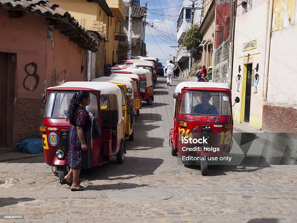 Tuk-Tuks attesa per i passeggeri, Chichicastenango, Guatemala - Foto stock royalty-free di Motocicletta