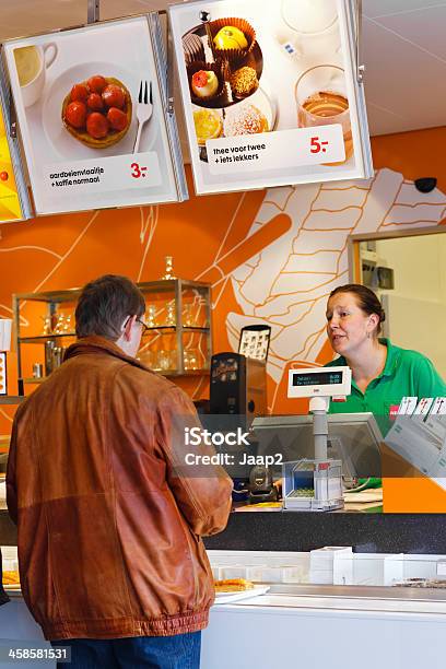 Mann Bestellen Kaffee Am Schalter Im Niederländischen Hema Department Store Stockfoto und mehr Bilder von Bezahlen