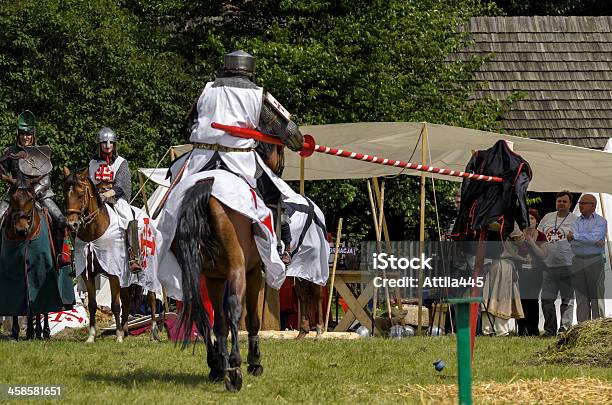 Cavaliere Medievale A Cavallo Con Le Loro Competenze - Fotografie stock e altre immagini di Abilità