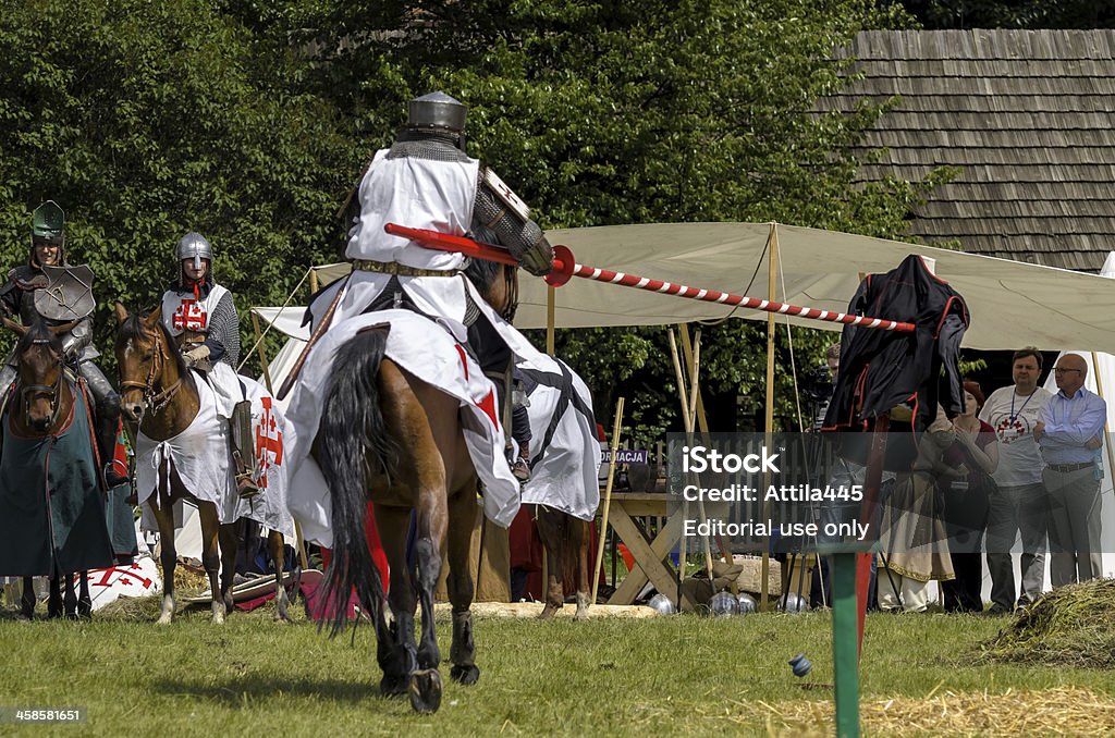 Cavaleiro Medieval em horseback Mostrar as suas habilidades - Royalty-free Arma de Lanceiro Foto de stock
