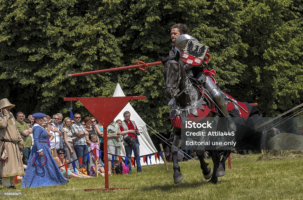 Mittelalterliche Ritter zu Pferd zeigen ihre Fähigkeiten - Lizenzfrei Auf den Hinterbeinen Stock-Foto