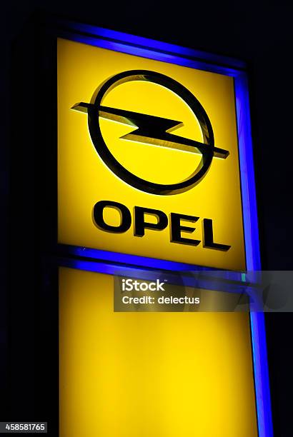 Foto de Opel Placa À Noite e mais fotos de stock de Alemanha - Alemanha, Amarelo, Azul