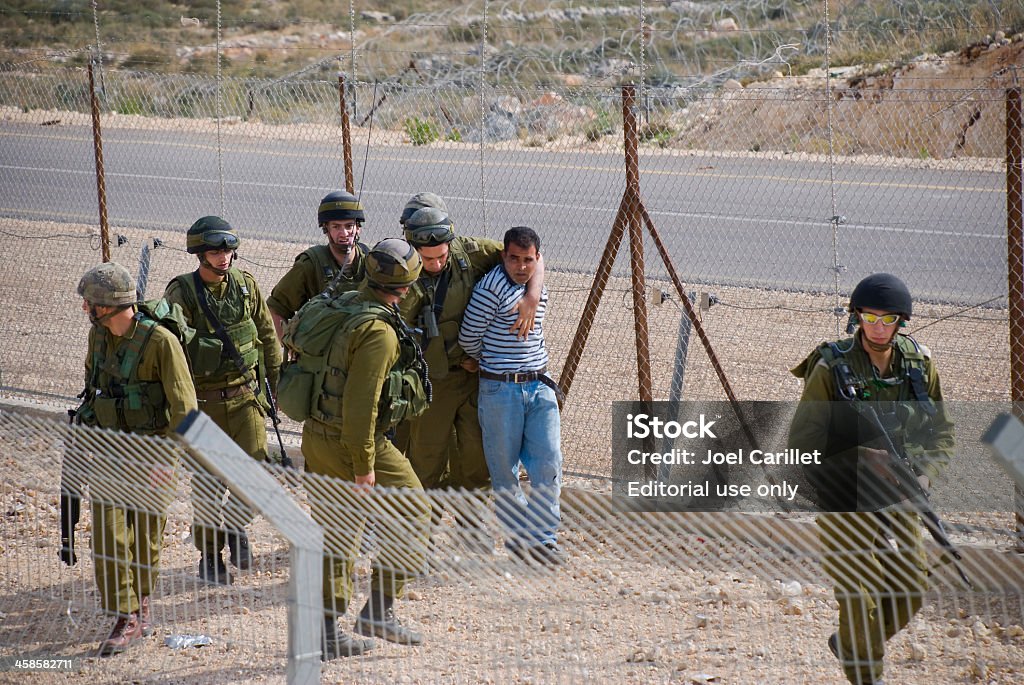 Israelische Soldaten fesselnde einem palästinensischen - Lizenzfrei Auseinander Stock-Foto