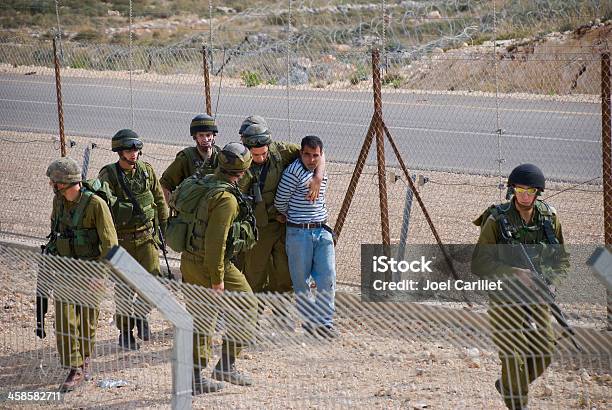 Israelische Soldaten Fesselnde Einem Palästinensischen Stockfoto und mehr Bilder von Auseinander