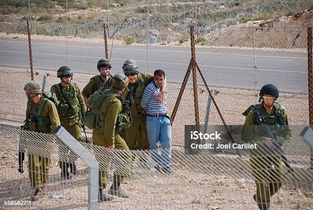 Izraelskich Żołnierzy Zatrzymującymi Się Palestyńskie - zdjęcia stockowe i więcej obrazów Areszt