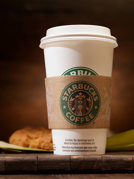 スターバックス「グランデ｣16 オンスコーヒー、ピーナツバタークッキー - starbucks coffee drink coffee cup ストックフォトと画像