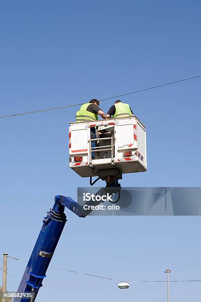 Fijación La Iluminación Urbana Foto de stock y más banco de imágenes de Plataforma de construcción - Plataforma de construcción, Adulto, Aire libre