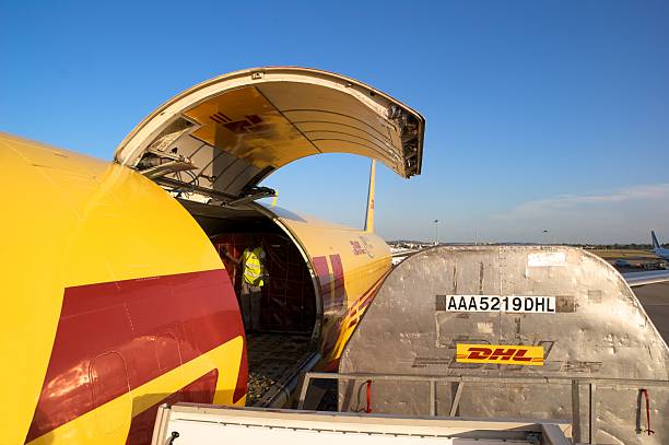 dhl ボーイング 757 マドリッドでローディングカーゴ - dhl airplane freight transportation boeing ストックフォトと画像