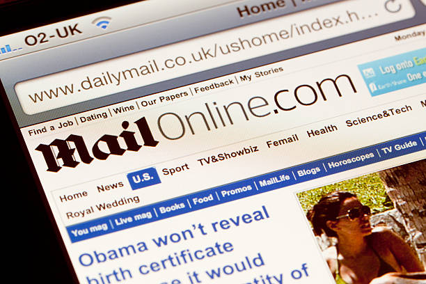 daily mail sito web visualizzato su un iphone. - getting the mail foto e immagini stock