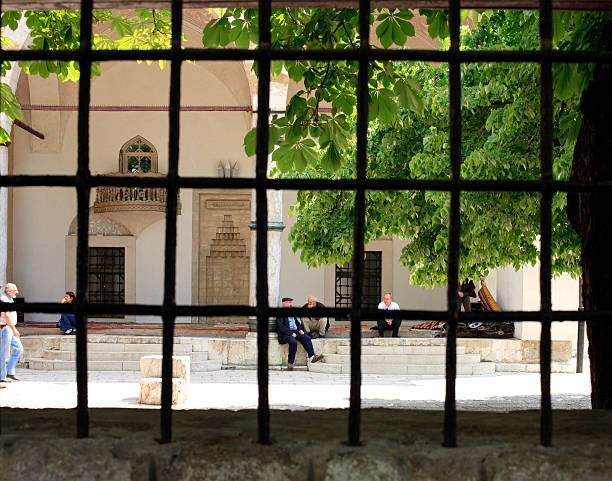 persone presso la moschea - front door international landmark local landmark national landmark foto e immagini stock