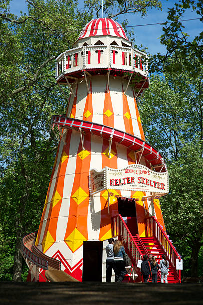 helter skelter tower w funfair karnawał hyde park - skelter zdjęcia i obrazy z banku zdjęć