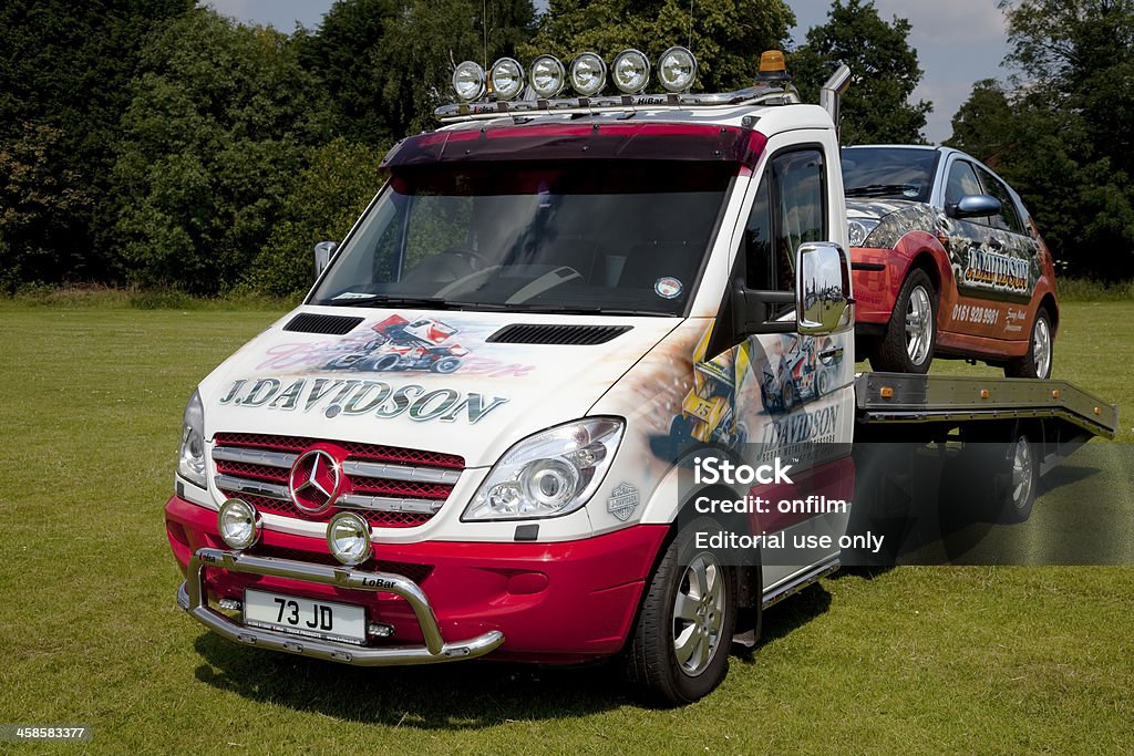 Individuelle Mercedes Tiefladeanhänger mit dem Auto - Lizenzfrei Ausrüstung und Geräte Stock-Foto