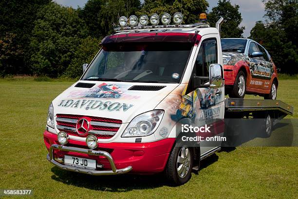 Personalizadas Mercedes Camión Remolcador Con Coche Foto de stock y más banco de imágenes de Aire libre