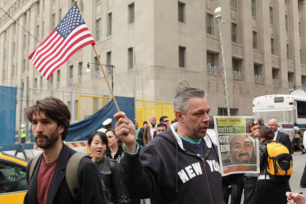 olas de la revista new yorker bandera bin laden muerte 2 de mayo de 2011 - bin laden fotografías e imágenes de stock