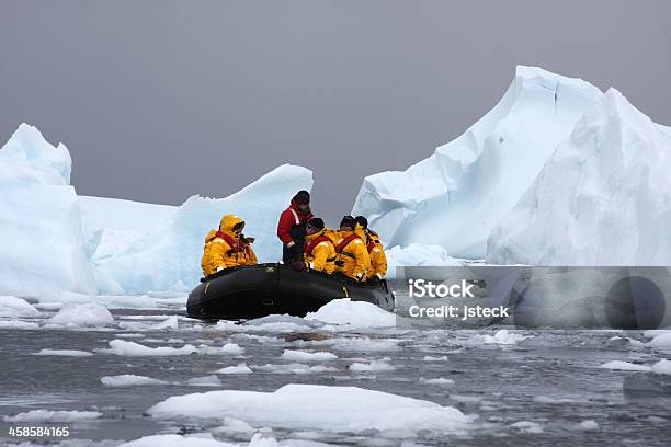 Photo libre de droit de Les Touristes Étudier Les Icebergs De Cierva Cove Antarctique banque d'images et plus d'images libres de droit de Antarctique