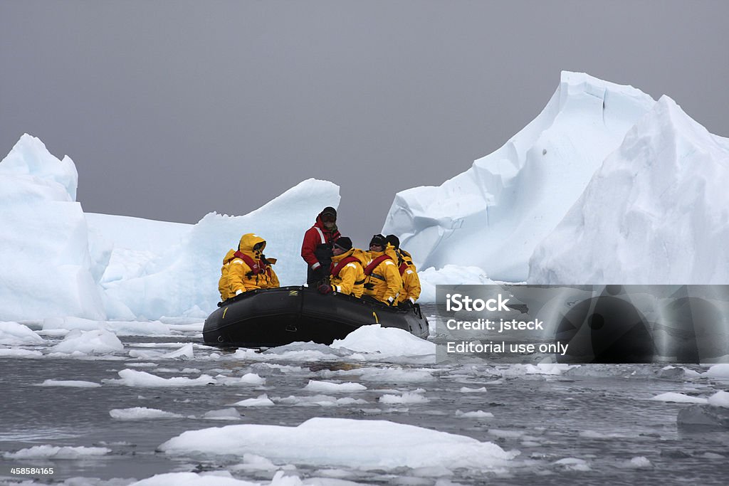 Turisti studiare l'Icebergs in Cierva Cove Antartide - Foto stock royalty-free di Antartide