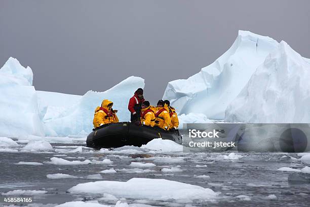 Turisti Studiare Licebergs In Cierva Cove Antartide - Fotografie stock e altre immagini di Antartide