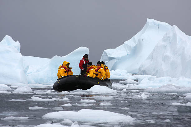 turistas examinar o icebergs de cierva cove antártica - life jacket safety isolated sea - fotografias e filmes do acervo