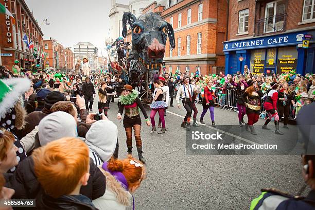 St Patricks Day Parade In Dublin Foto de stock y más banco de imágenes de Dublín - Dublín, Aclamar, Aficionado