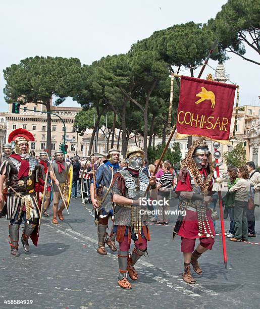 Desfile De Soldados Em Romano - Fotografias de stock e mais imagens de Adulto - Adulto, Artista, Culturas