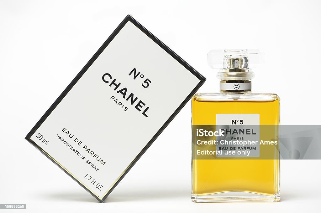 Foto de Chanel Nº 5 Perfume e mais fotos de stock de Chanel - Chanel,  Número 5, Perfume - iStock