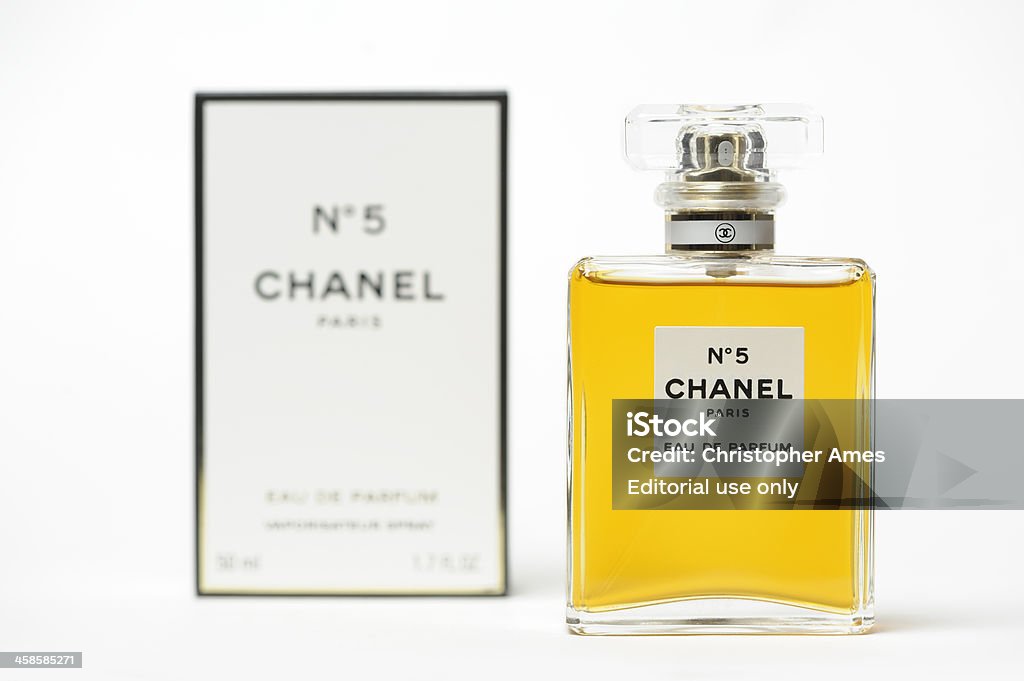 Foto de Chanel Nº 5 Perfume e mais fotos de stock de Chanel - Chanel,  Número 5, Garrafa - iStock