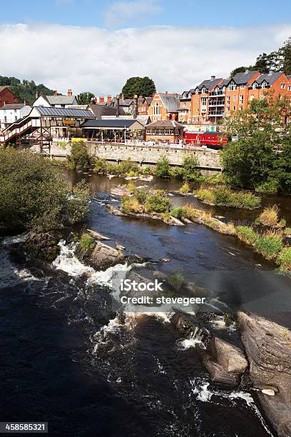 Río Dee Y De La Estación De Trenes De Llangollen Gales Foto de stock y más banco de imágenes de Agua