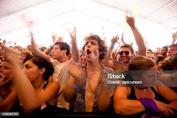 Photo libre de droit de Euphorique Une Foule De Fans En Délire Au Festival De Musique banque d'images et plus d'images libres de droit de Foule